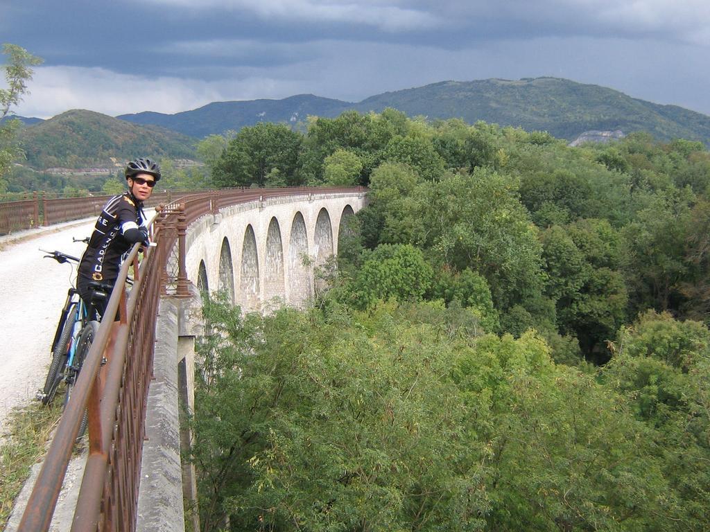 Bed and Breakfast Bedbreakfastbikespyrenees Loubieres Экстерьер фото